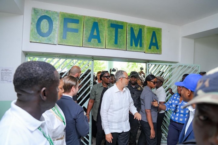 Aux Cayes, le Premier ministre en visite à l’hôpital de l’OFATMA