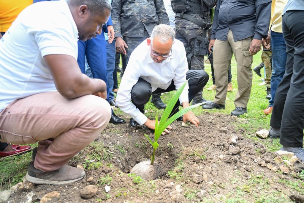 Reboisement et accès à l’eau : le Premier ministre en visite à « Tèt Sous Simon » aux Cayes