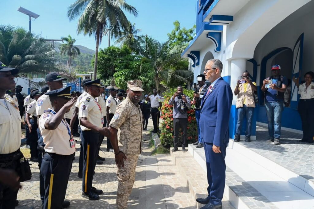 Le Premier ministre rend hommage aux policiers de la Direction départementale du Nord