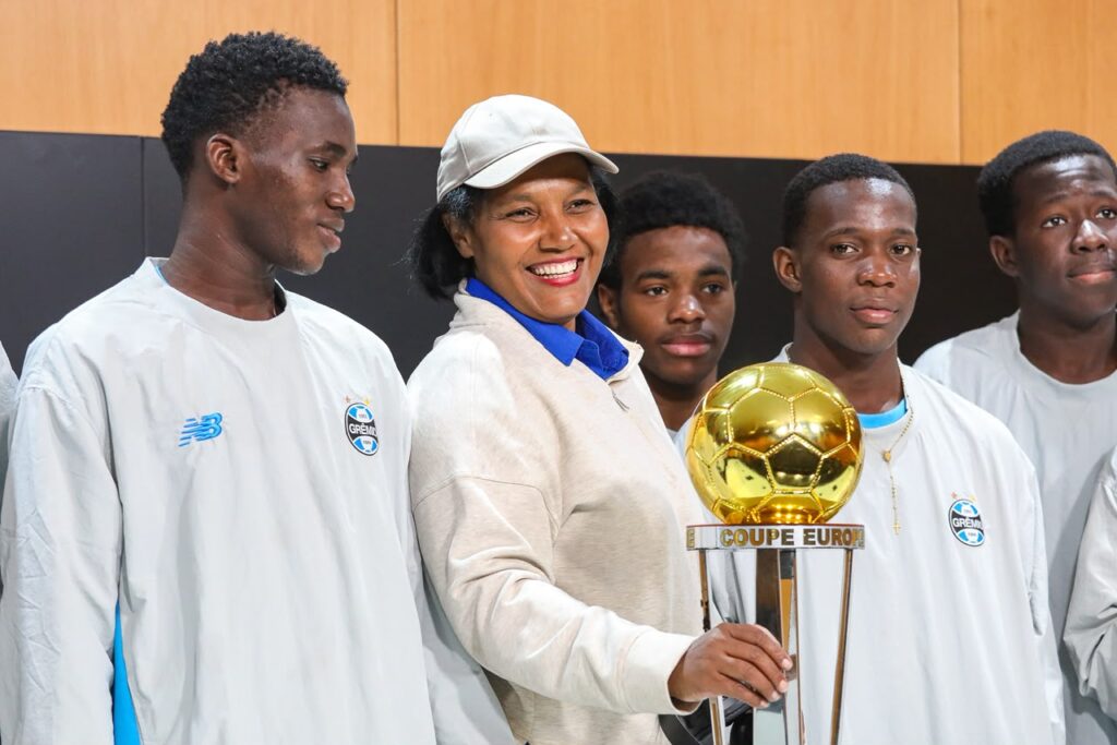 Douze jeunes Haïtiens découvrent les coulisses du Grêmio au Brésil
